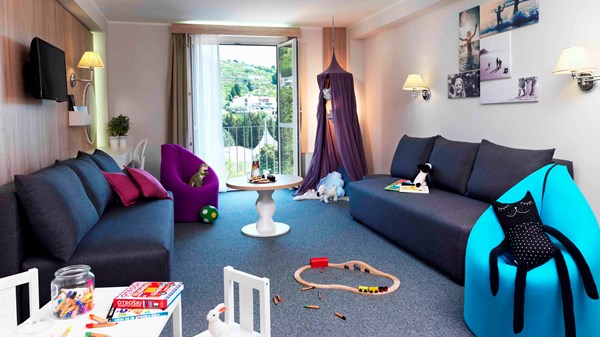 Socializing Hotel Mirna 4*